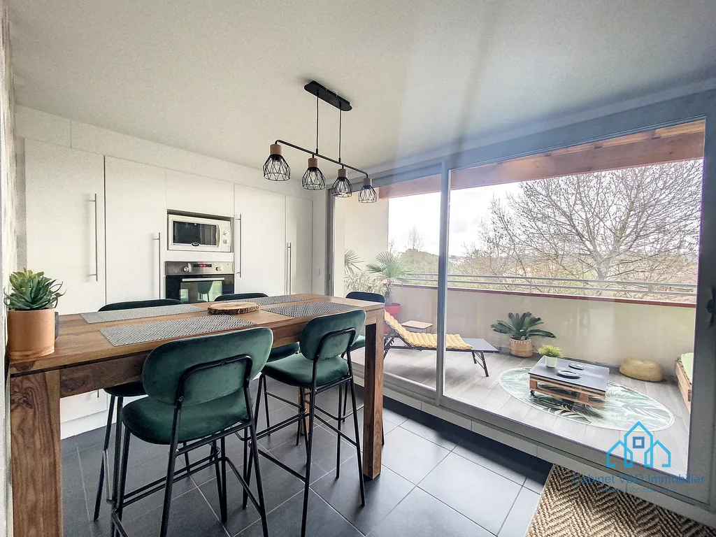Rare à Muret : Superbe duplex T3 de 92 m² au sol avec séjour cathédrale et terrasse couverte au calme