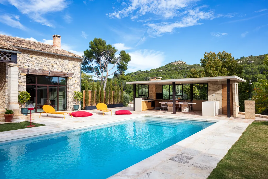 vue générale de la piscine et du pool-house devant la maison 13300 Salon-de-Provence