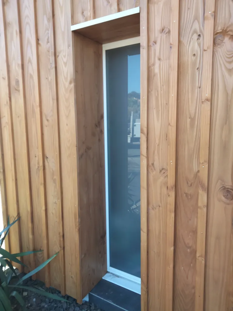 Pose de bardage extérieur en Pin Douglas pour une maison en ossature bois à Arcachon (33)