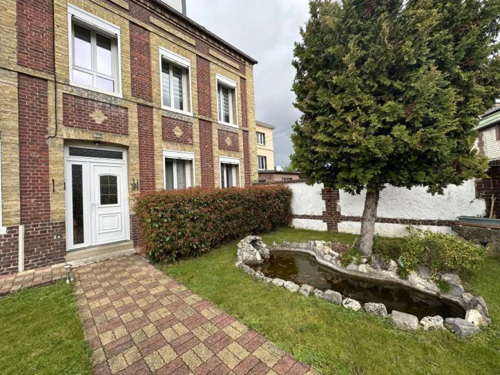 A vendre belle MAISON BOURGEOISE de 165 m² habitables édifiée sur 645 m² de terrain