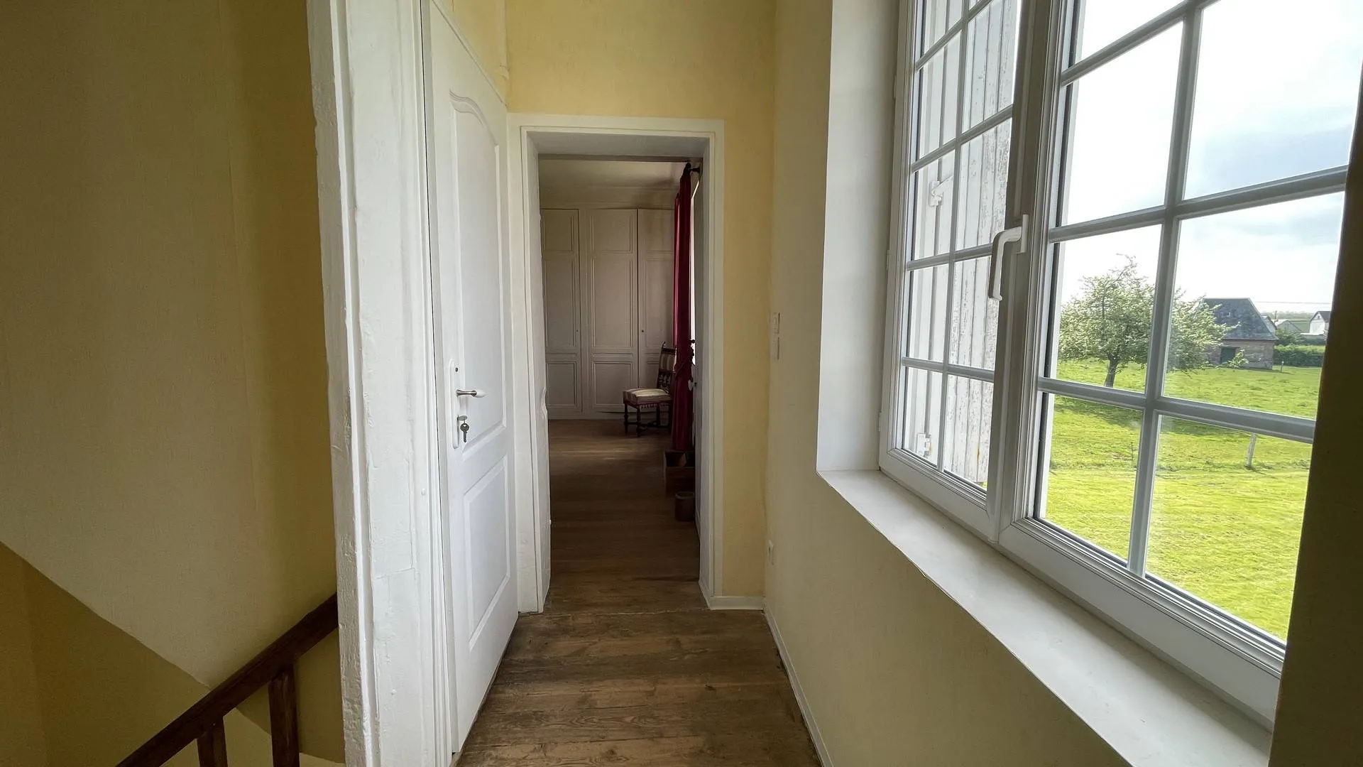 **Bien immobilier de prestige à vendre** : Terres et Demeures De Normandie vous propose cette maison de maître avec 3 chambres et un grenier aménageable.