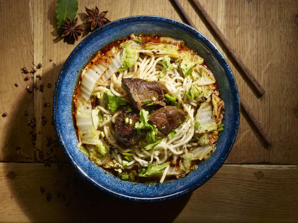 réalisation de photographie de plat culinaire pour restaurant nouilles au boeuf avec soupe