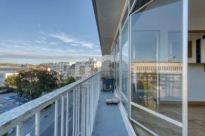 Appartement à vendre à Dieppe : situé au 3ᵉ étage d’une résidence sécurisée avec ascenseur, ce bien bénéficie d’un balcon et d’une vue dégagée.