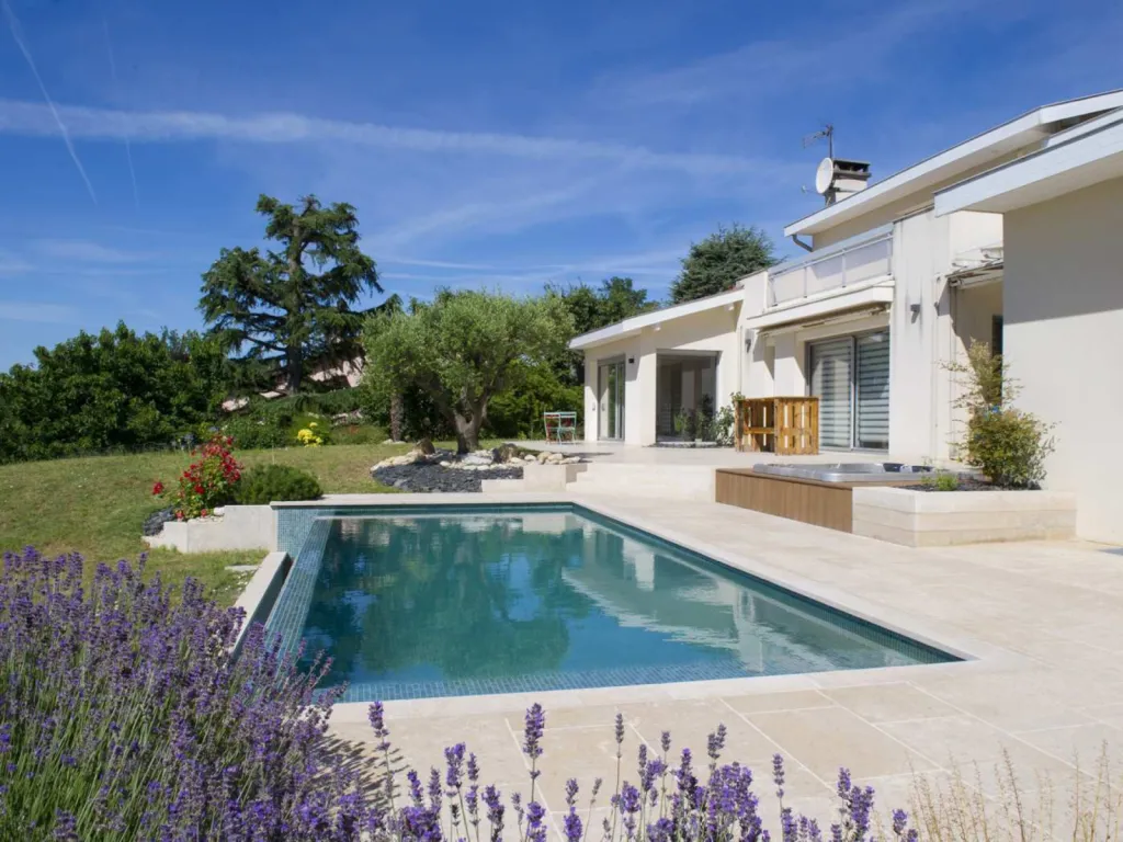 photos de spas en situation avec intégration sur la terrasse et piscine