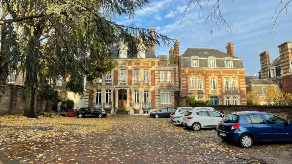 Dans un immeuble calme et sécurisé