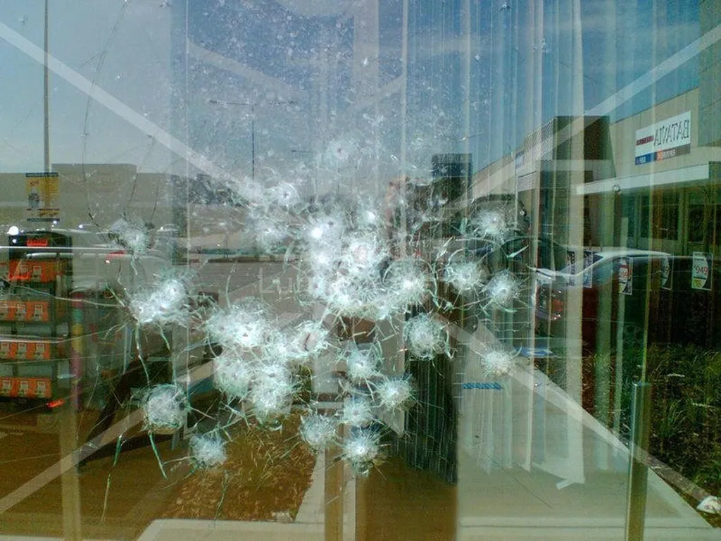 Le spécialiste des films de protection solaire et stores pour baies vitrées et fenetres de bureaux d'Entreprise dans les Bouches-du-Rhône