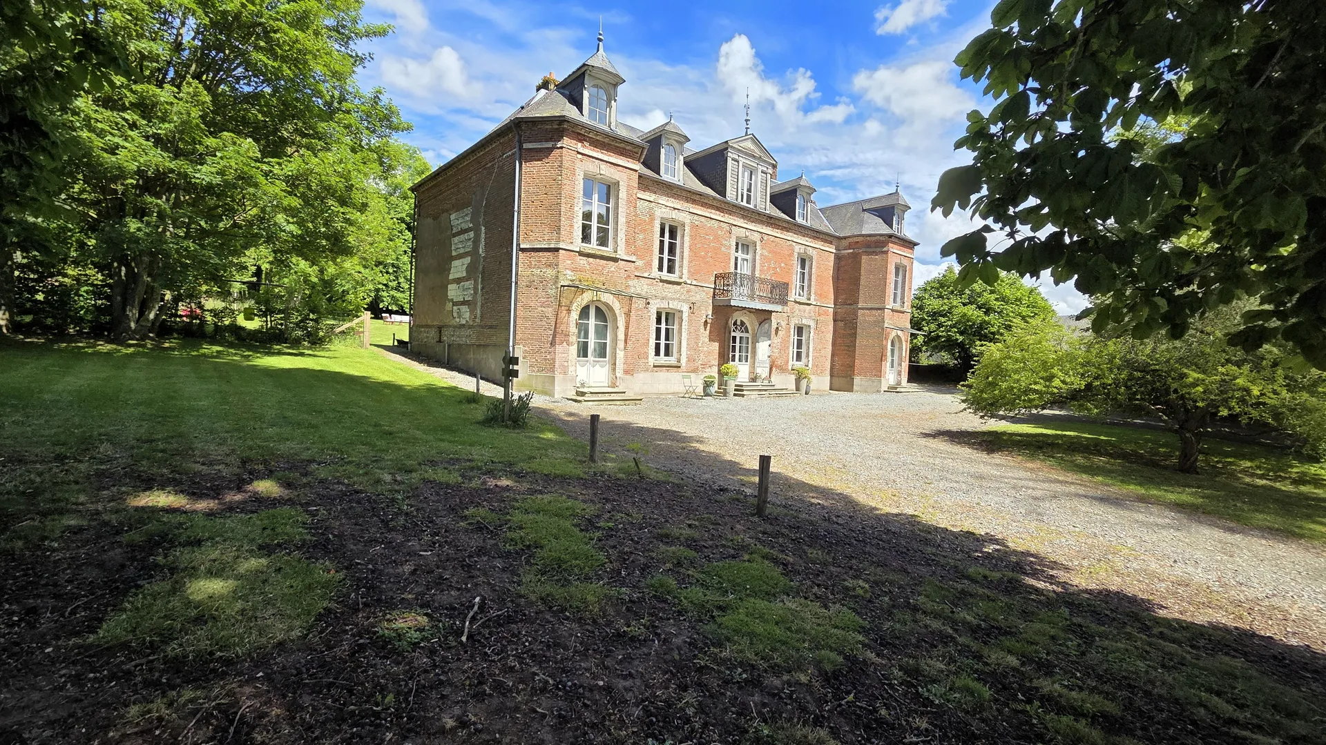 Demeure du XVIIIéme siècle exploitée en maison d'hôtes conviviale.
