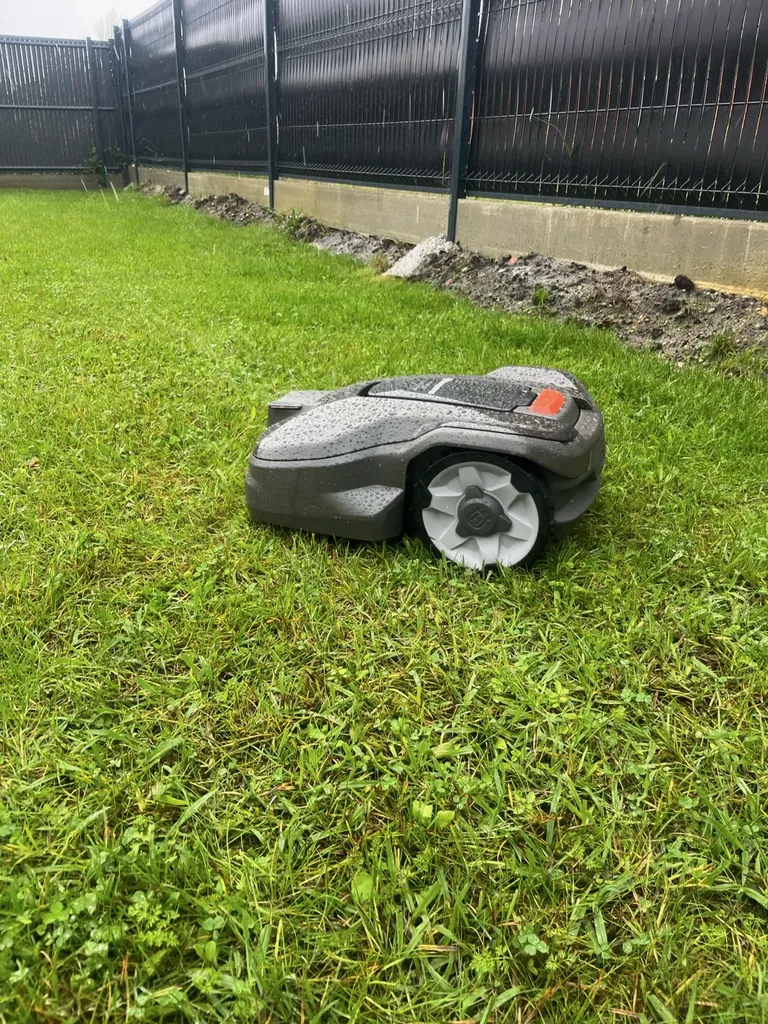 Installation robot tondeuse Husqvarna 305 à Parentis-en-Born et Landes par Évolution Paysage