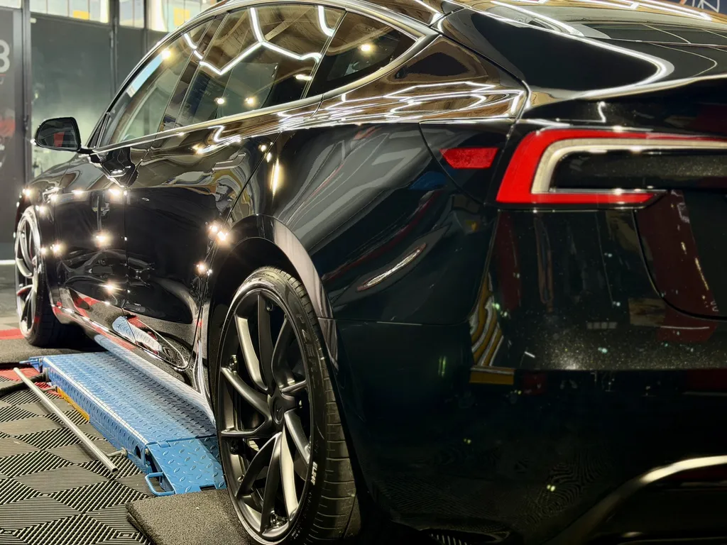 Préparation esthétique et traitement céramique Tesla Model 3 noir neuf à Écully proche Lyon avec protection carrosserie haut de gamme EMB DETAILING