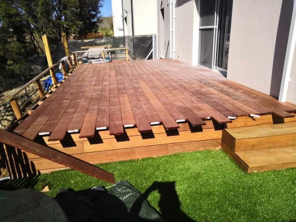 Terrasse sur pilotis en bois exotique Ipé de 30 m²  solidité, sécurité et esthétisme surélevé à Juvignac proche de Montpellier