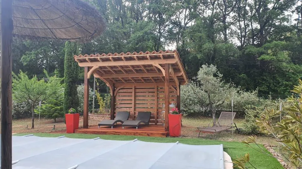 Pergola bois avec espace détente en bord de piscine à Brignoles var 83