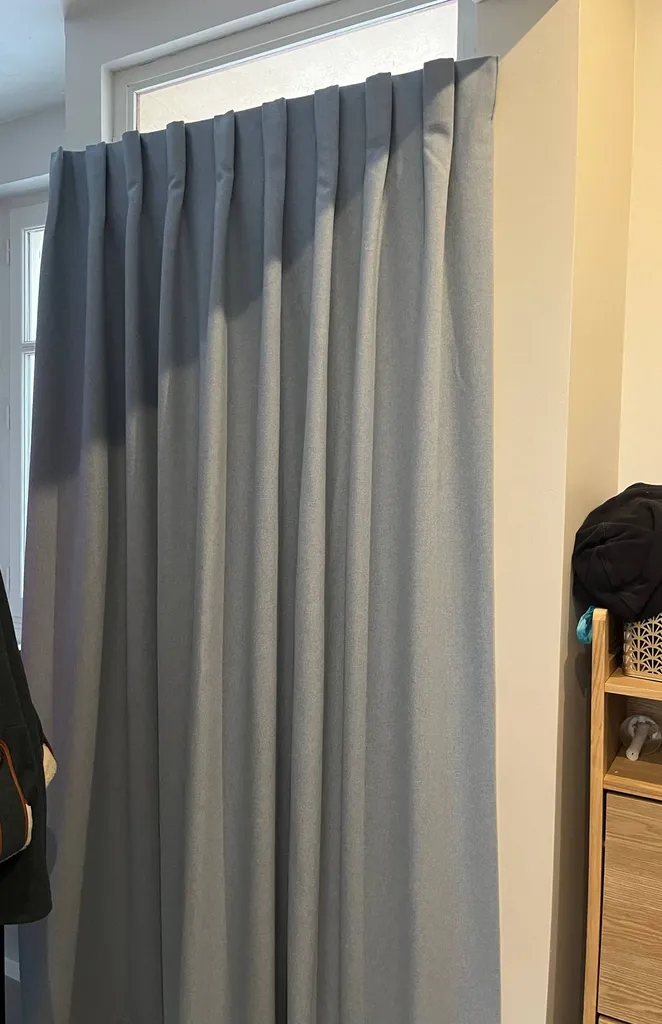 Rideau de porte d'entrée avec doublure thermique pour une maison en rénovation à Caluire