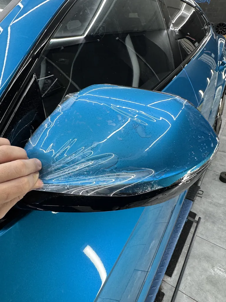 Film de protection carrosserie transparente PPF XPEL sur la vitre d’azur par Riviera Derailing installateur certifié XPEL 