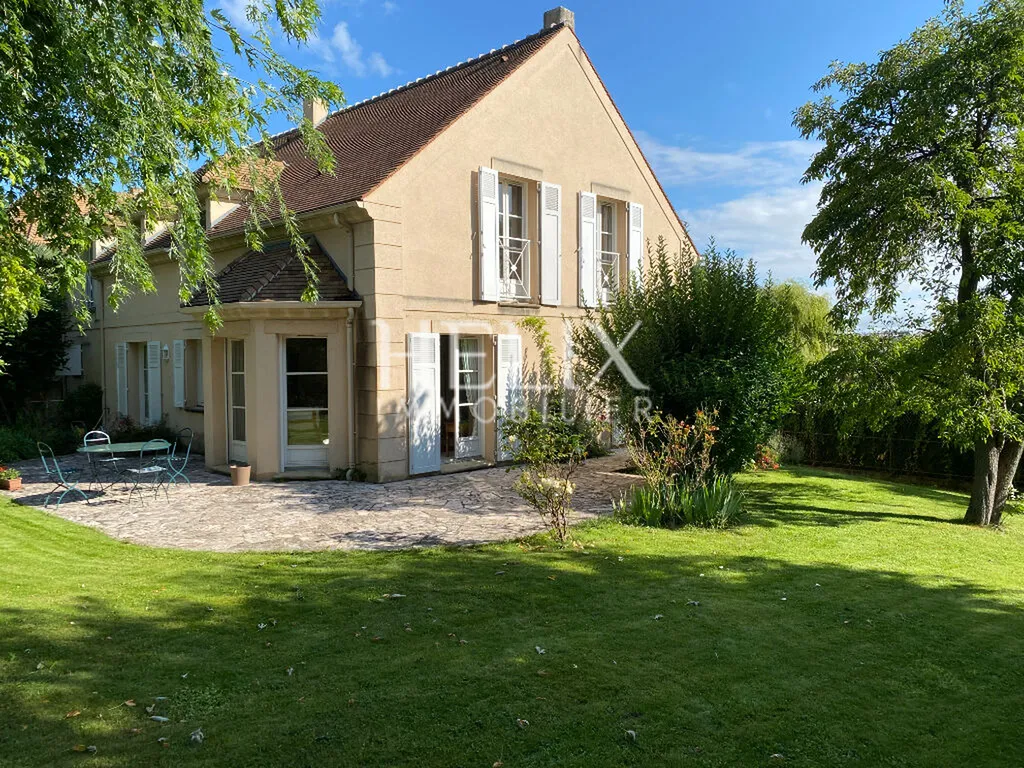 Saint-Germain-En-Laye = Quartier du Pontel . Belle maison de 198m² sur un terrain de 714 m².
Elle se compose  d'une entrée, un double séjour de 52 m²  avec cheminée  donnant sur terrasse et jardin, bénéficiant d'une double exposition , une cuisine séparée