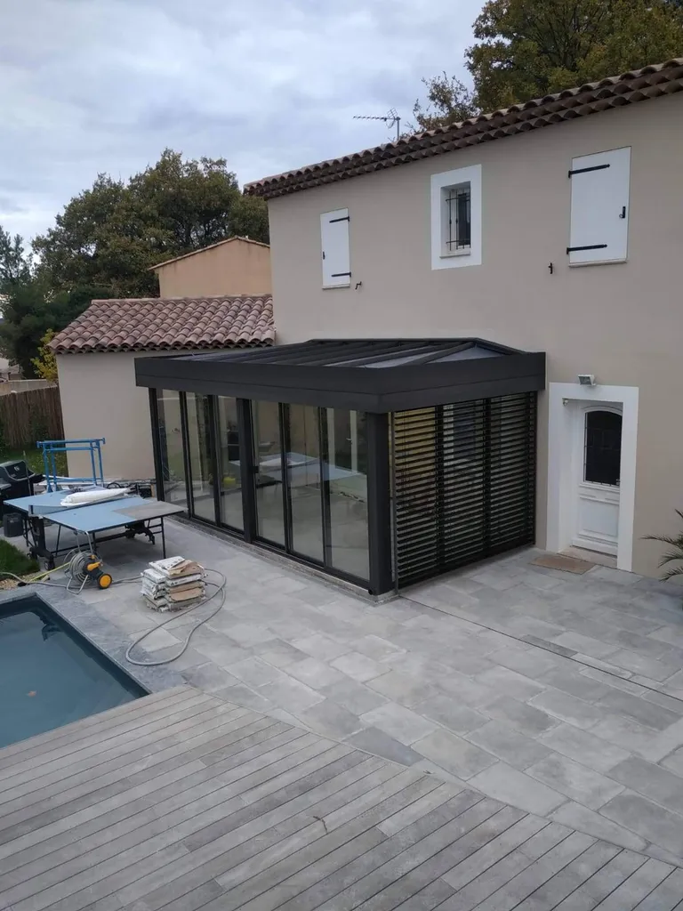 Création et installation d'une véranda grise anthracite de la marque Technal vers Allauch