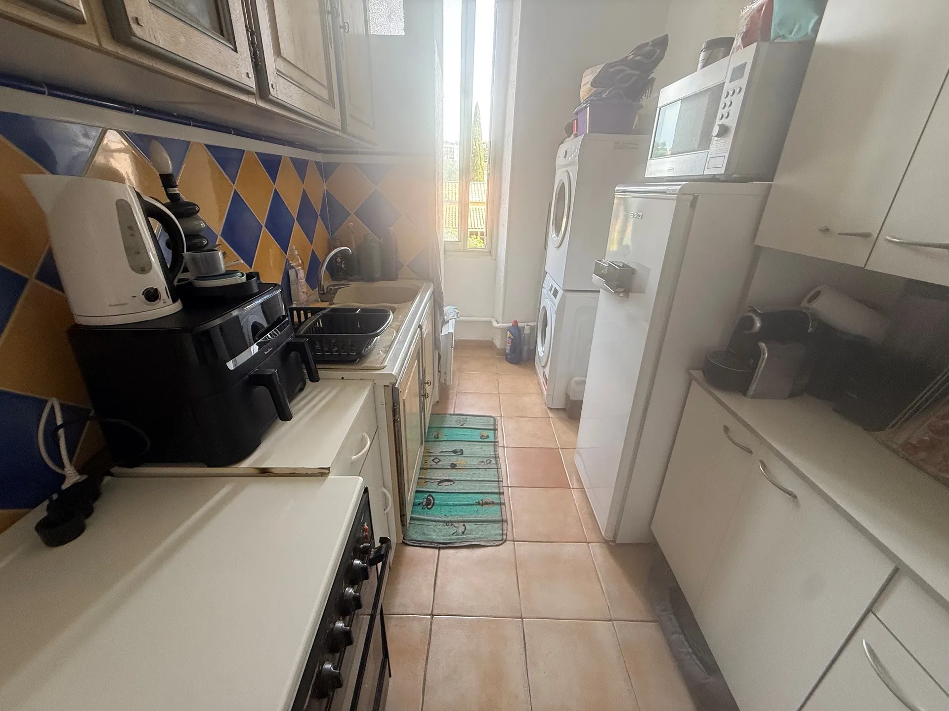 Vente - Roquefort la Bédoule dans le centre du village - T3/4 à rénover avec vue dégagée, situé au dernier étage