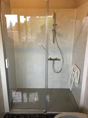 Remplacement baignoire par douche senior sécurisée