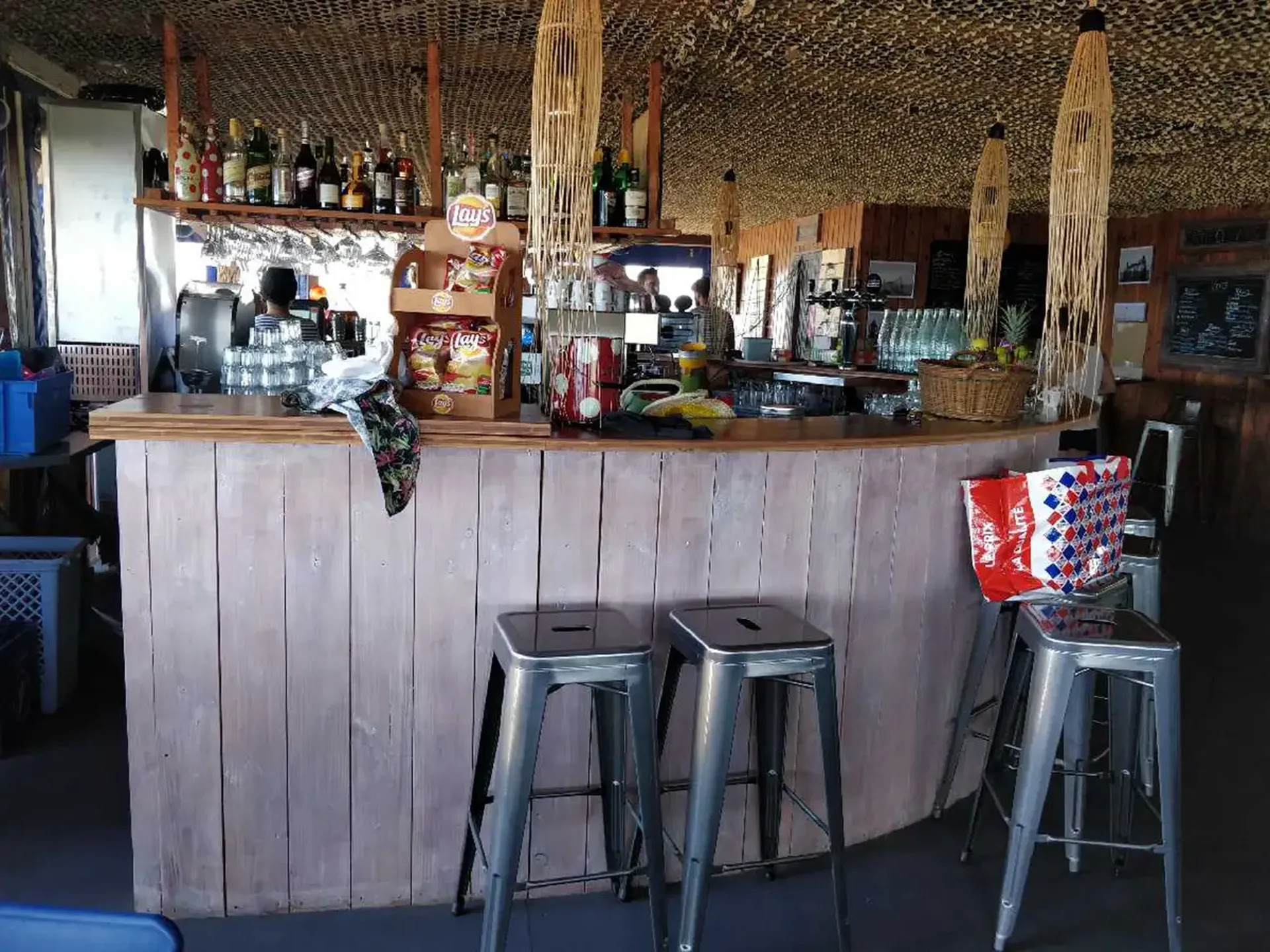 Agencement sur mesure de bar convivial à Leucate pour espace unique et accueillant