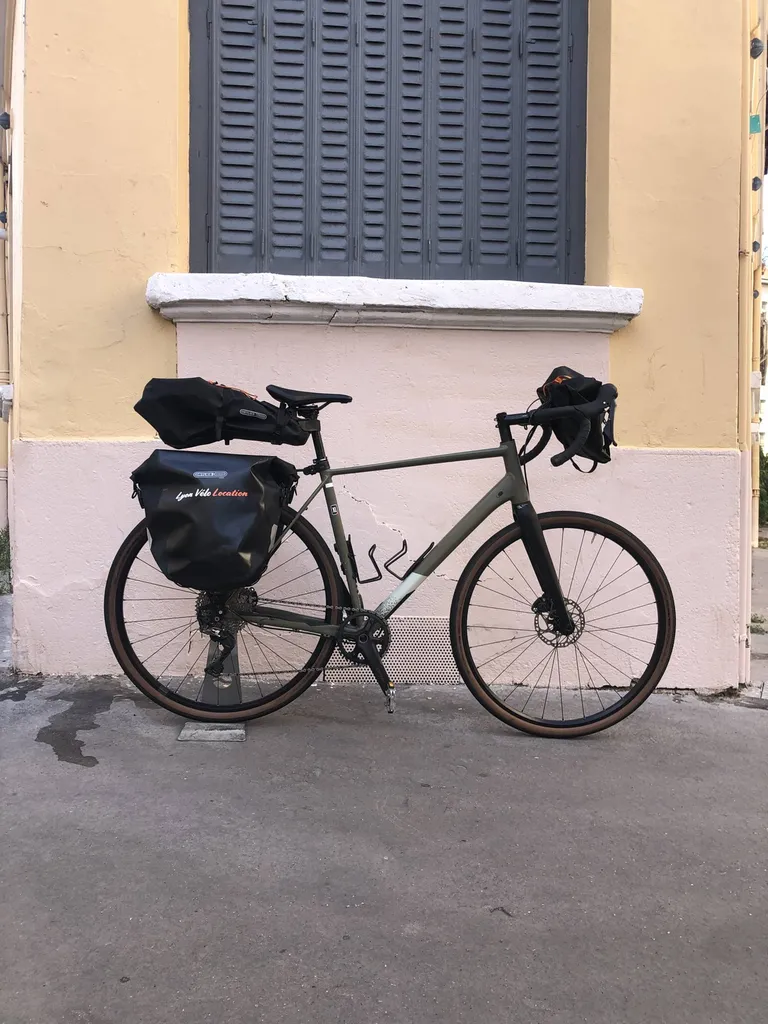 Gravel avec sacoches sur porte-bagages + kit bikepacking (sacoches arrière + avant)