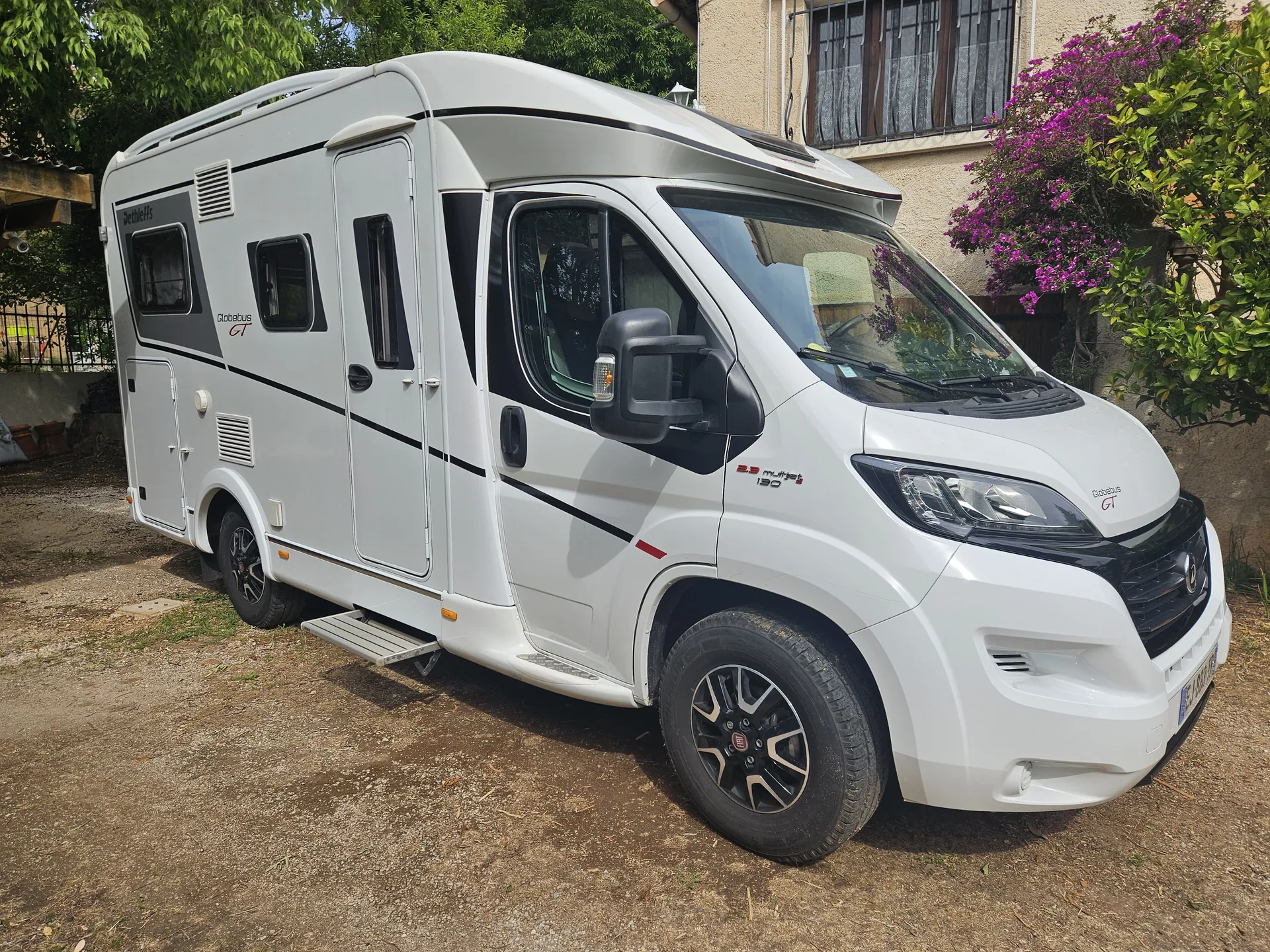 Magnifique un Profilé DETHLEEFS GLOBEBUS T1 GT de 2017 avec 39142 Km sur un châssis FIAT DUCATO en 2,3L 130 Ch Multijet 2 visible sur TOULON dans le VAR (83)
