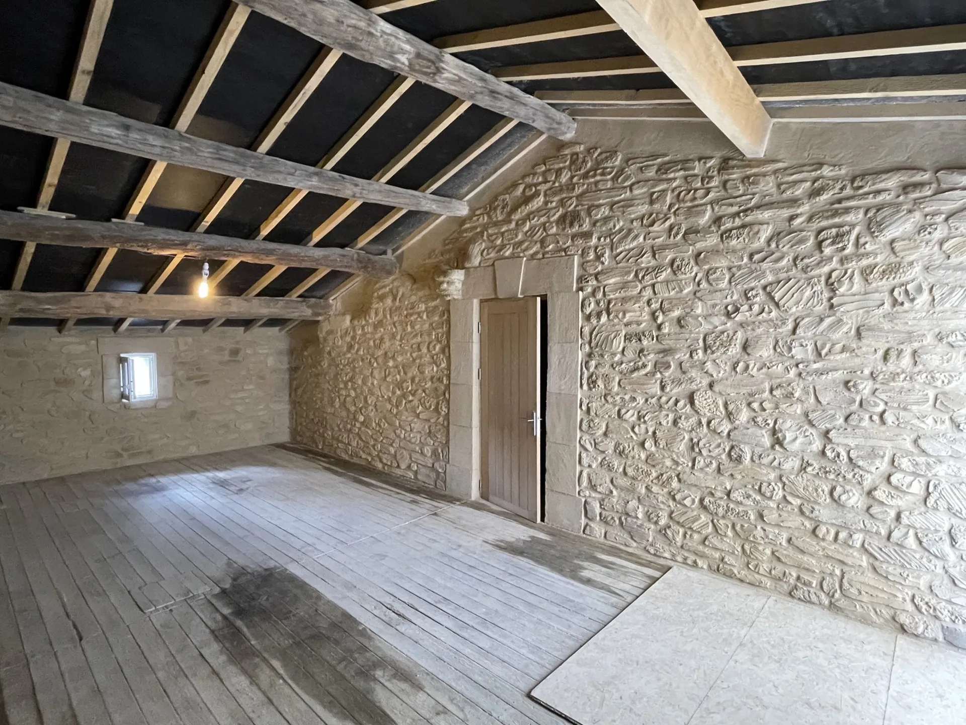 Rénovation des murs d’une chambre parentale à la chaux à Causses et Veyran proche de Béziers dans l’Hérault