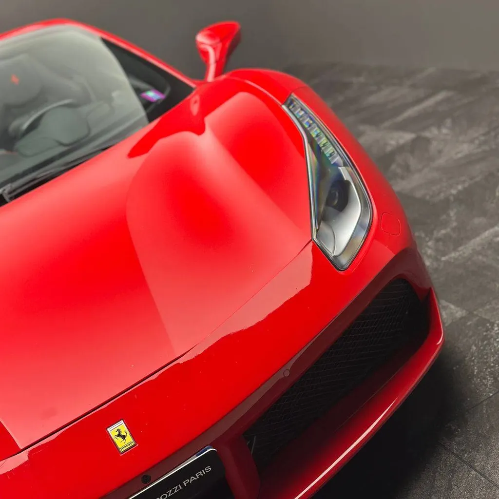 Réparation et repigmentation du cuir sur une Ferrari 488 Spider à Le Mans (72)