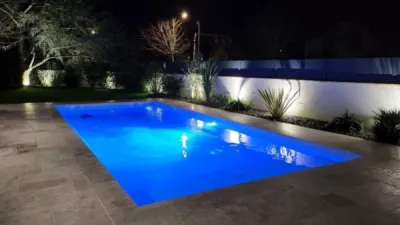 Piscine coque de 7x3 mètres avec local technique adjacent, parfaite pour une famille de 5 personnes à Mios.