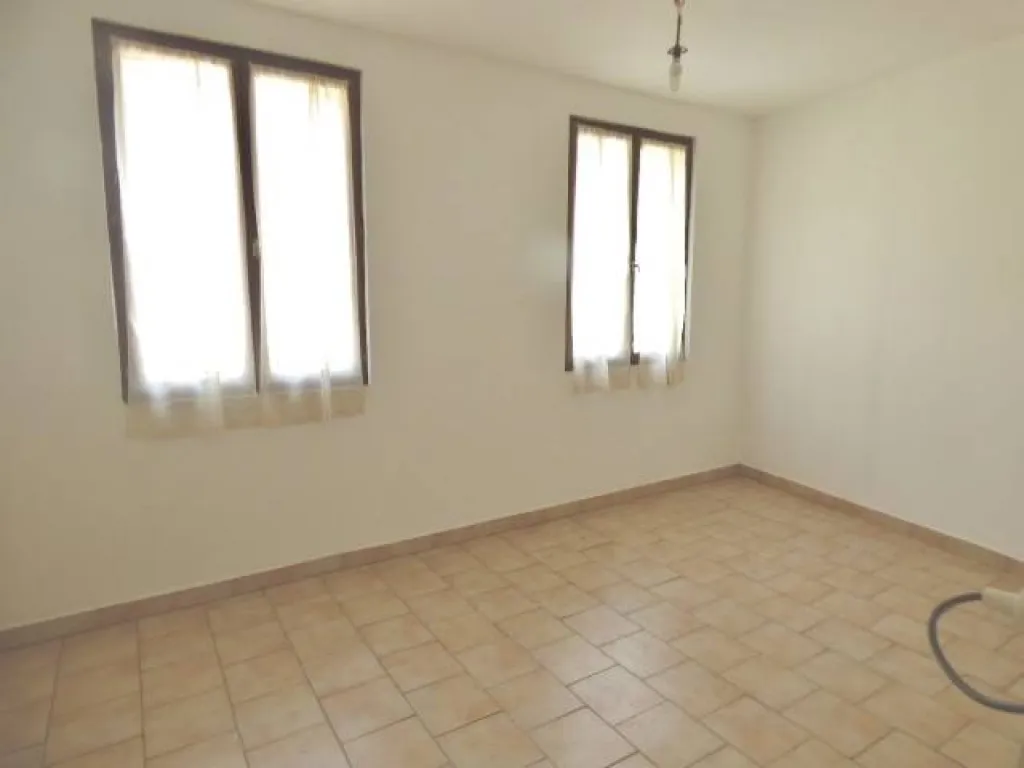 A vendre maison rénovée avec petite cour proche centre ville elbeuf 76