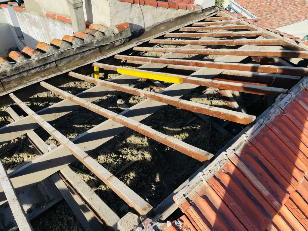 Réalisation des couvreurs de Solutoiture sur une changement de toiture de maison près de Aix en Provence