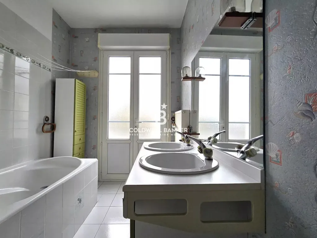 acheter maison spacieuse à moderniser avec grand garage et volumes généreux dans un secteur calme et bien desservi