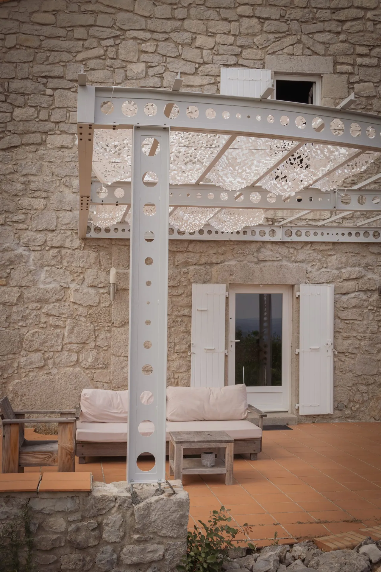 Fabrication d'une pergola appelée circulaire de part sa forme pour ombrager une terrasse d'exception en Sud Ardèche