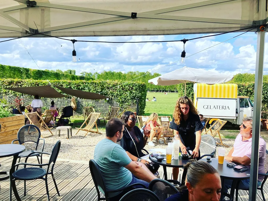 Terrasse de café à Saint-Germain-en-Laye