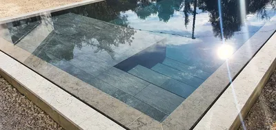 MARGELLE PISCINE EN PIERRE NATURELLE CASTELLA GRISE / CENIA AZUL