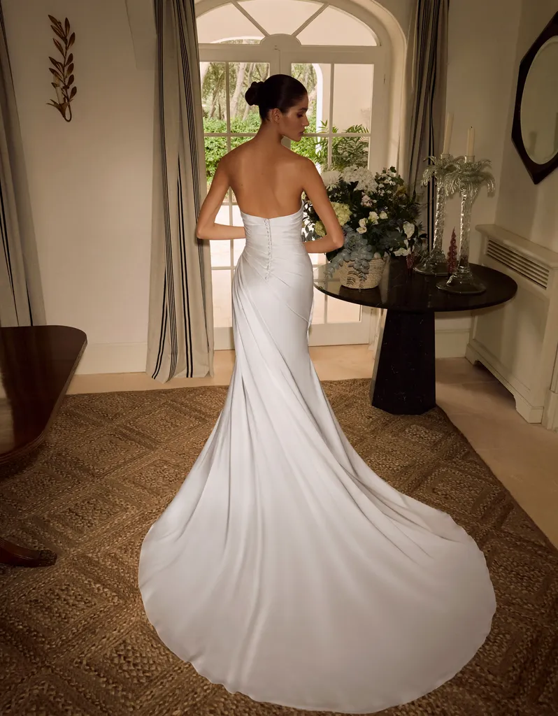 Robe de mariée minimaliste haut de gamme à Aix-en-Provence, proche de Marseille.