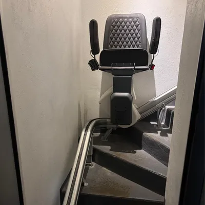 Installation d'un monte-escaliers UP coloris gris anthracite entre le garage et la partie habitation d'une maison à Mornant près de Givors