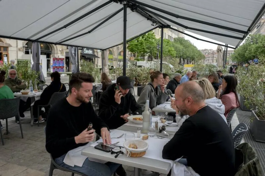 installation store double pente sur mesure pour terrasse restaurant vieux port marseille 