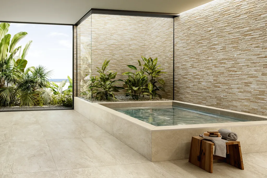 À Rouen, le travertin céramique THERMAE sublime les salles de bains modernes.