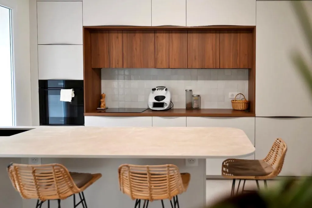 Cuisine sur mesure minimaliste avec double profondeur, près d'Albi dans le Tarn