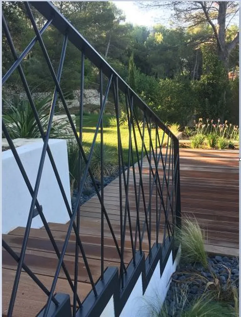 Fabrication sur mesure d'une rampe d'escalier métallique extérieur thermolaqué design à Ventabren