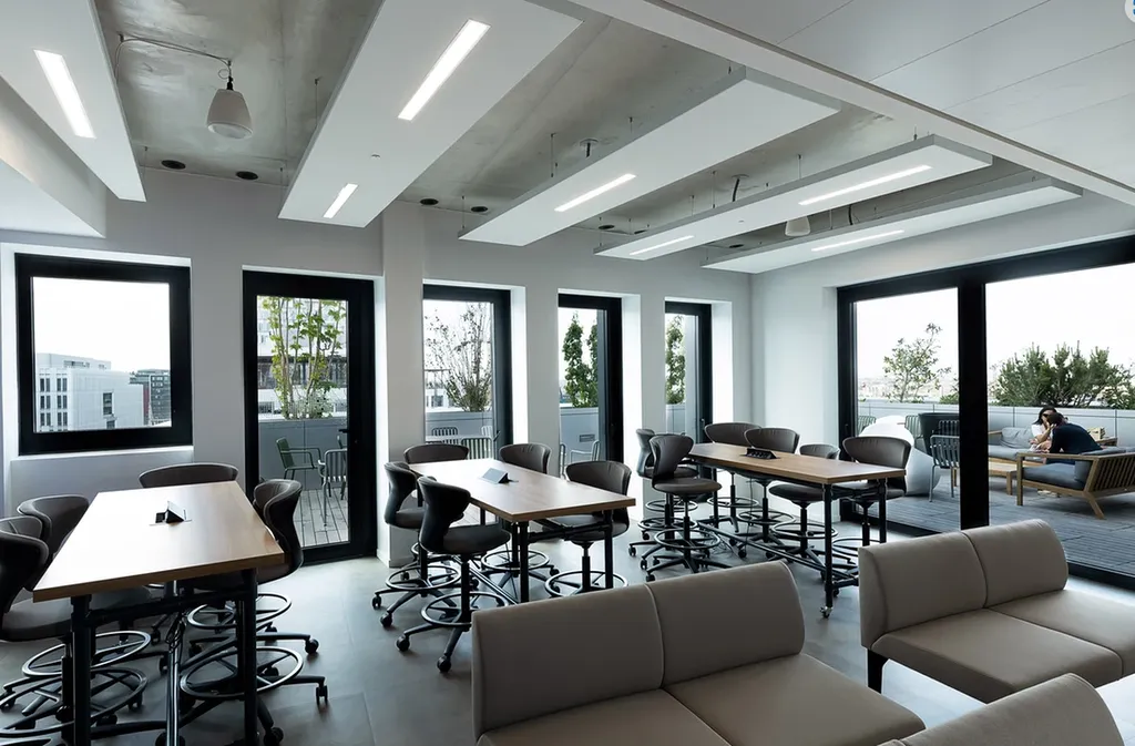 Traitement acoustique pour réduire les sons aigus dans un open-space à Nîmes