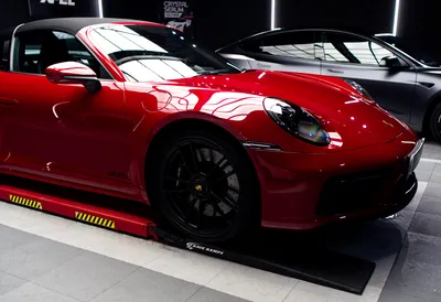 Protection PPF X-PEL Ultimate Plus appliquée sur la carrosserie d’une Porsche 992 Targa
