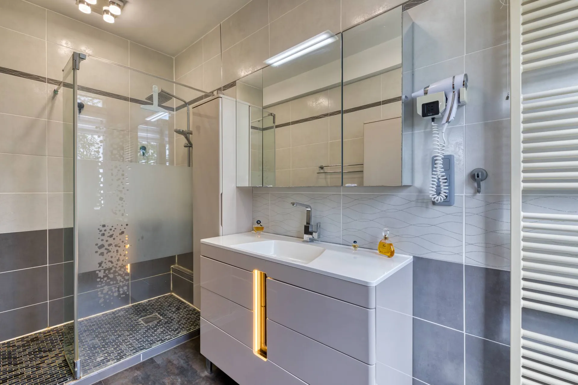 A vendre Espaces lumineux et chaleureux : une invitation à la détente et à la convivialité.