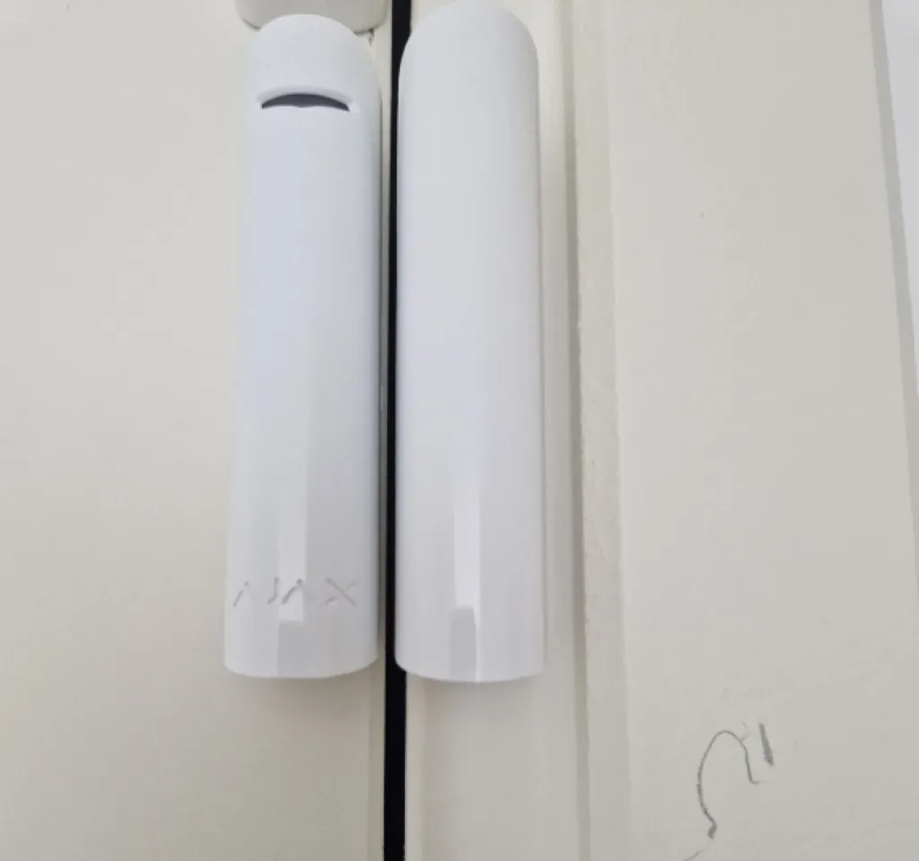 Sécurisation d’un appartement à Marseille avec un système Ajax complet : centrale Wifi/GSM/4G, caméras de détection et sirène extérieure