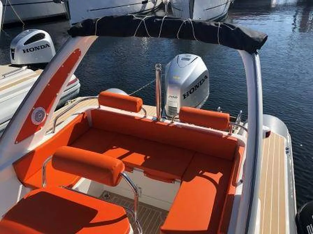 Bateau à moteur neuf 8 place à Bandol