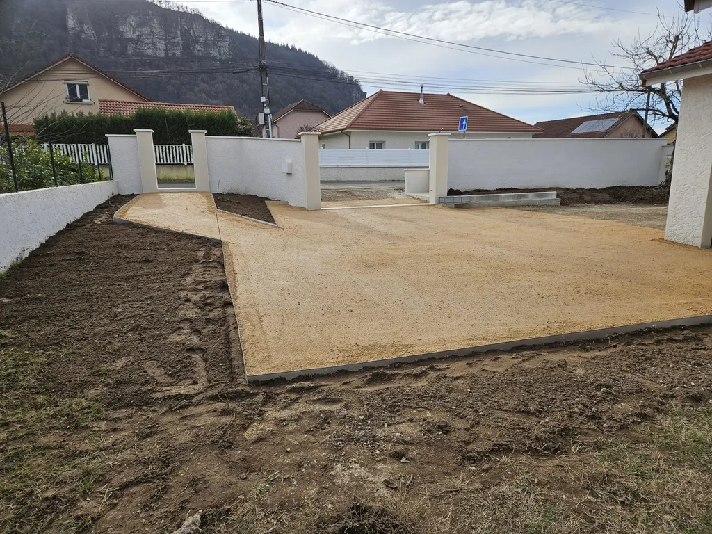 Devis pour aménagement extérieur incluant 69 mètres de bordures aluminium et la pose compactée de graviers de finition chez un particulier à Vertrieu (38390)