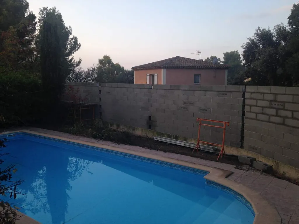 Réhausse d'un mur de clôture maçonné 13300 Salon de Provence