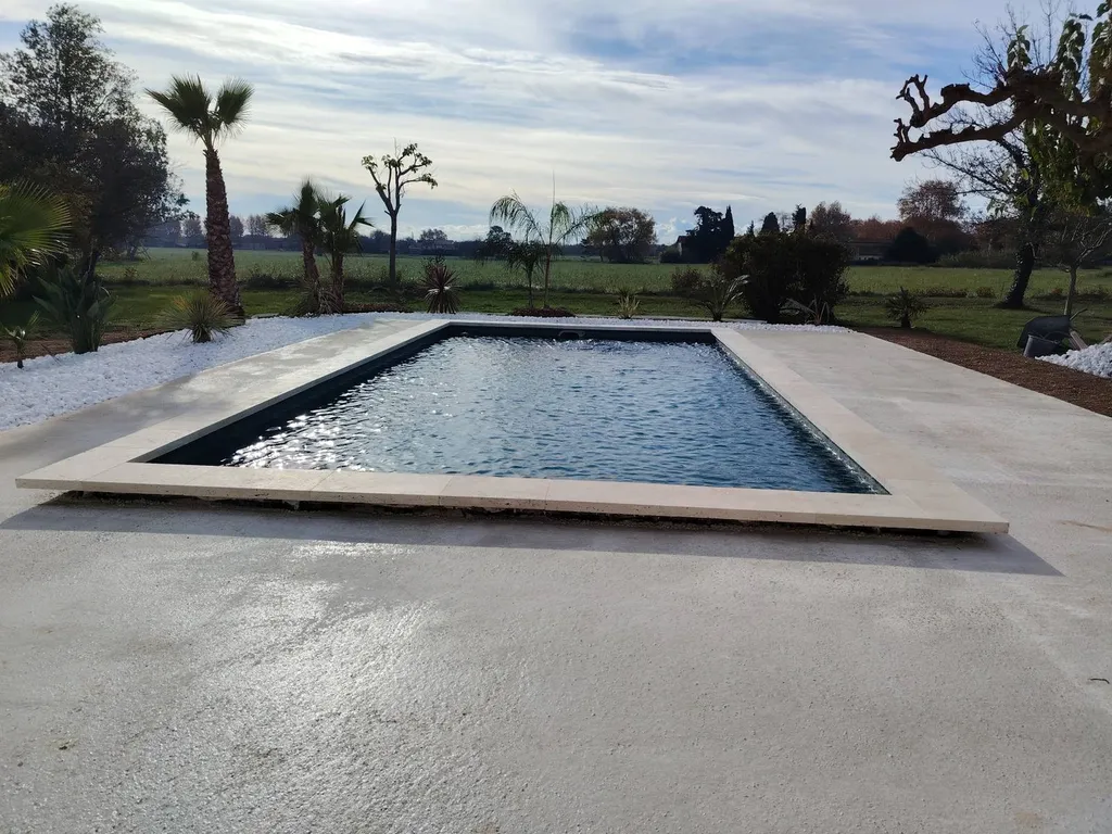 MARGELLES DE PISCINE EN TRAVERTIN BEIGE 1ER CHOIX AU FORMAT 61*33*5CM