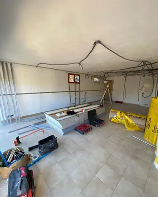 Pose d’un doublage et de cloisons dans un bas de villa à Bormes les Mimosas