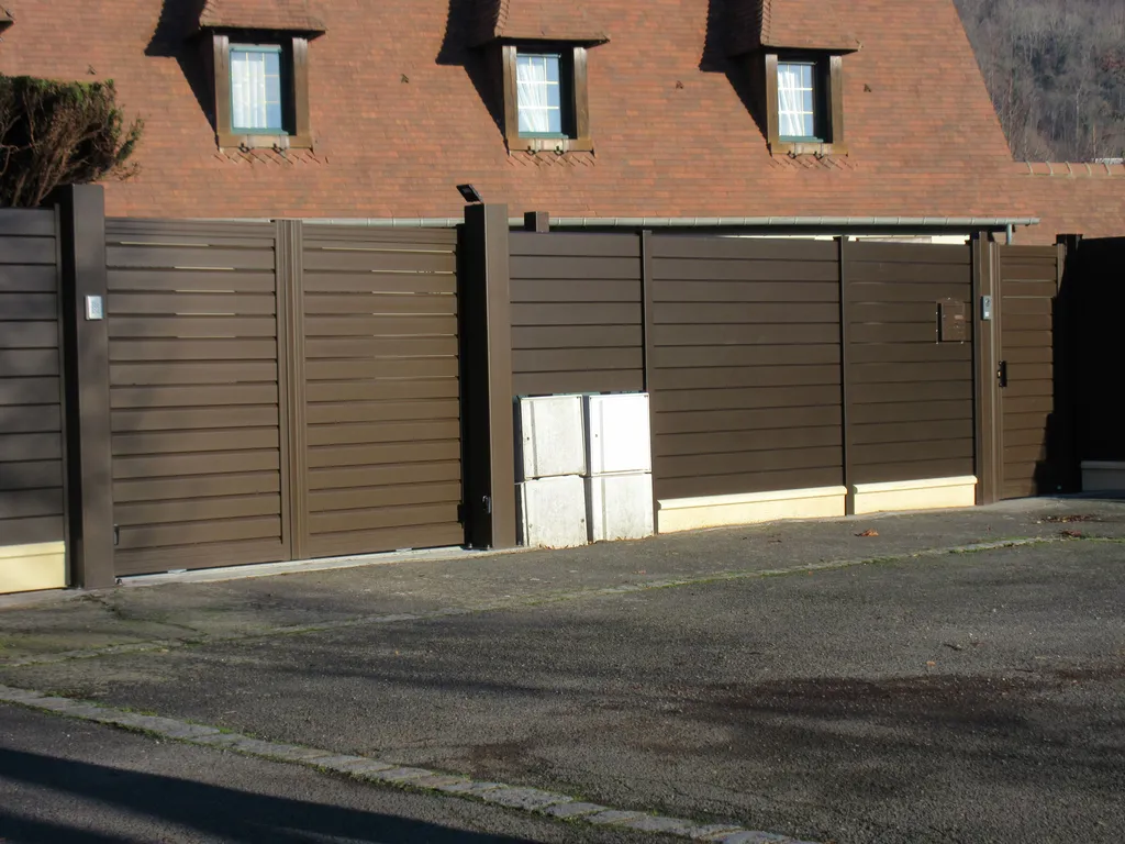 Installation de Clôture en aluminium thermolaquée, Brise-vue occultants et Aménagements de limites de propriété à Deauville dans le Calvados 14 et sur la Côte Fleurie