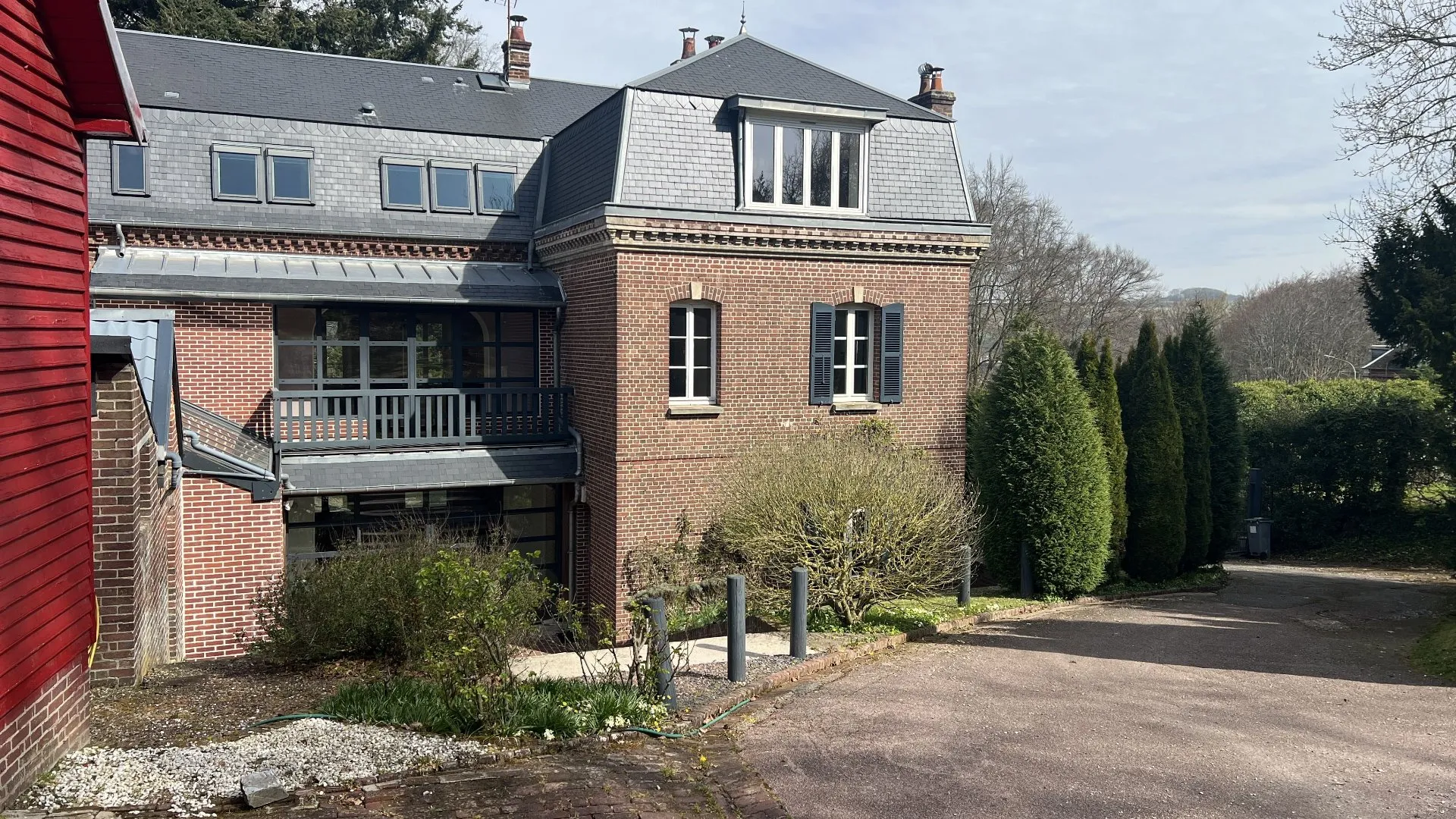 Magnifique demeure de famille 283m², 7 chambres, salle de jeux, patio véranda, dépendances et jardin arboré 6078m², emplacement privilégié centre-ville de Eu 76260.